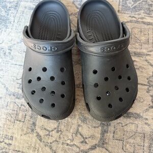 Crocs Classic Clogs in Black Size 6M/8W